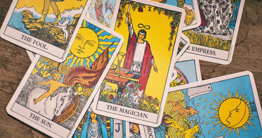 Cartas dos Arcanos Maiores do Tarô dispostas em semicírculo