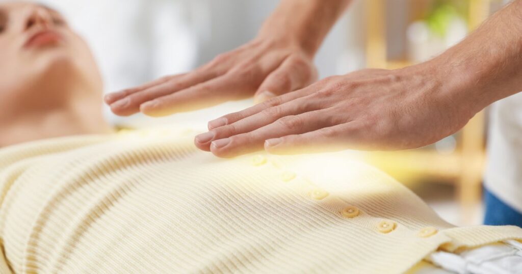 O que é Reiki: prática de imposição de mãos