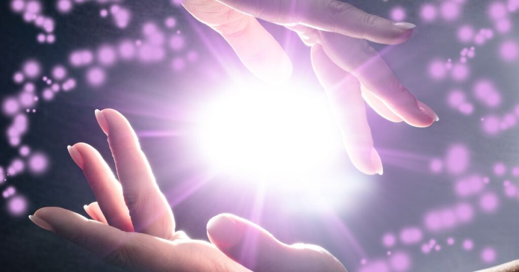 Mãos praticando diferentes tipos de Reiki com energia e cristais