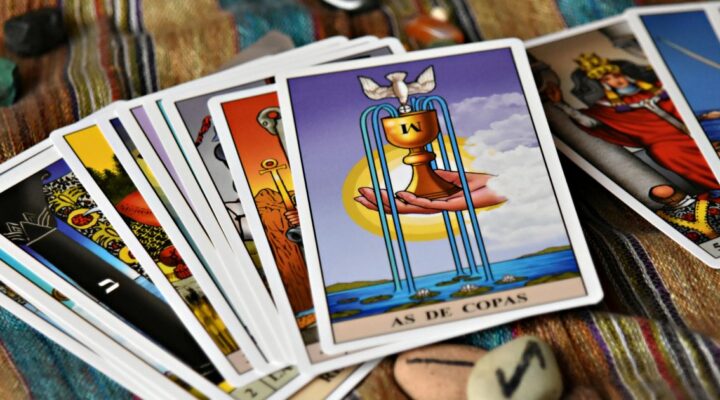 O que é Tarô: Guia Completo para Iniciantes e Praticantes