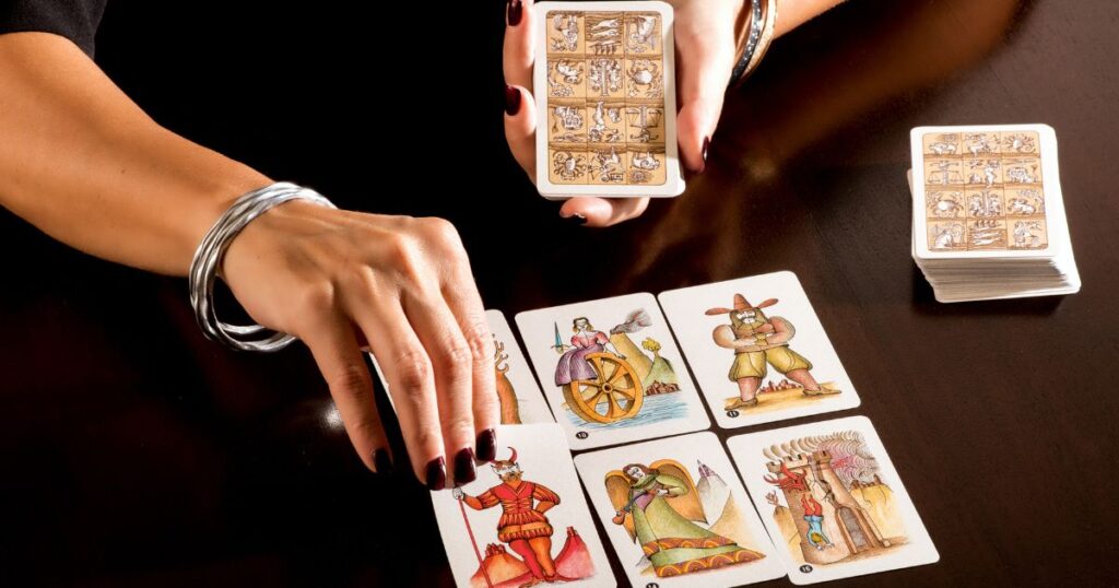 Sessão de leitura de Tarô com tarólogo interpretando as cartas
