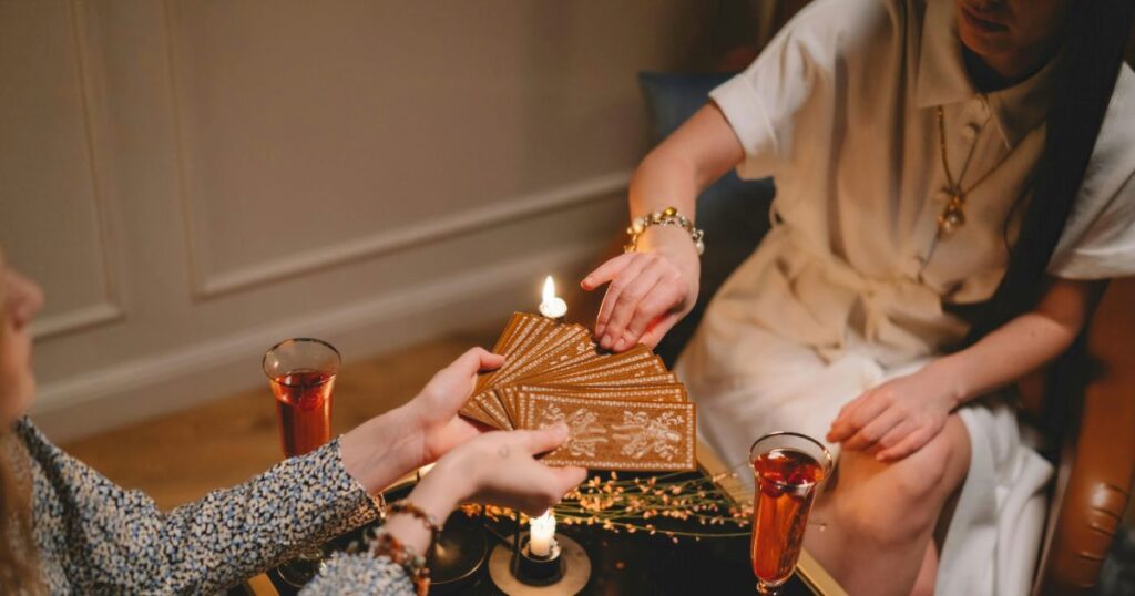 Tarólogo profissional realizando consulta de Tarô